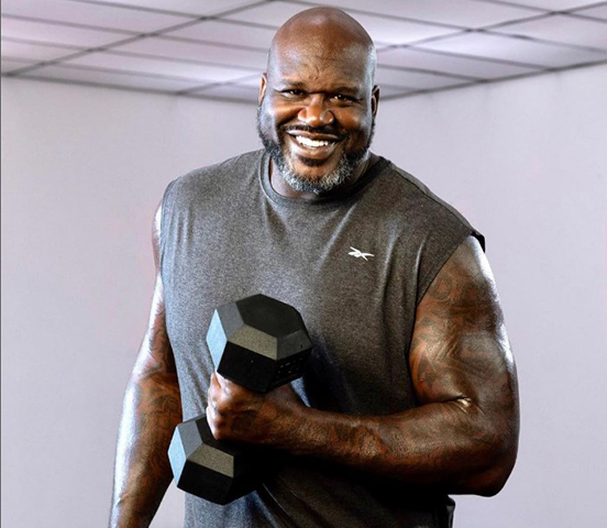 Shaquille O’Neal - O ex-jogador da NBA, desenvolveu artrose nos pés e nos joelhos após anos de impacto extremo nas quadras. O desgaste articular é frequentemente citado por ele como consequência direta da carreira esportiva e do esforço físico prolongado.
