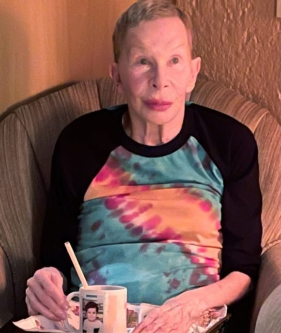 Rita Lee morreu em 8/5/2023, aos 75 anos. Ela havia sido diagnosticada com câncer de pulmão em maio de 2021 e, desde então,  vinha travando uma dura batalha contra a doença. Ela seguiu fazendo tratamentos de imunoterapia e radioterapia.