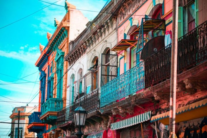 A cidade atrai visitantes com sua arquitetura europeia e vida noturna agitada, com destaque para o tango e a gastronomia em bairros charmosos como La Boca e San Telmo.