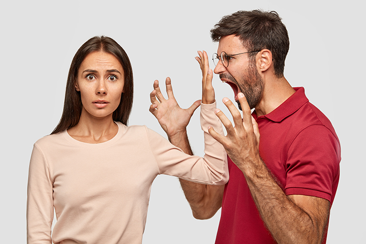 Em alguns casos, como os de ameaça e até agressão física, é fundamental ir à delegacia e denunciar. Também é importante que se você perceber que está tendo essas atitudes opressoras, pare imediatamente de fazer. Se está na dúvida, converse com seu parceiro (a). 