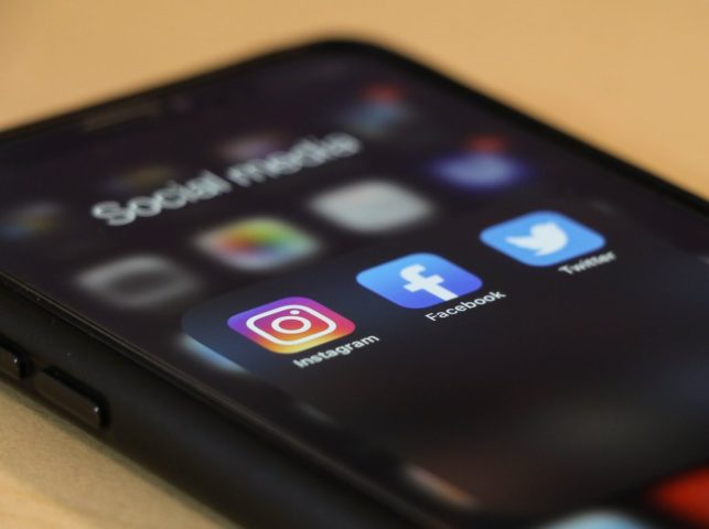 É bom lembrar que nos próprios sites oficiais dos aplicativos há as opções “ajuda” ou “help”, onde é possível conseguir todas as instruções atualizadas.