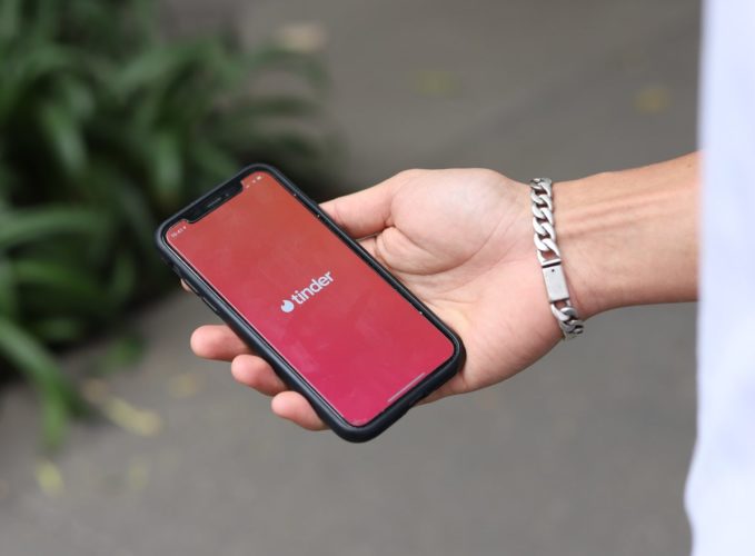 Vários aplicativos costumam ter a opção de denúncia no próprio aplicativo. No Tinder, por exemplo, essa opção fica abaixo da bio dos usuários. Informe se tratar de um perfil falso/spam.