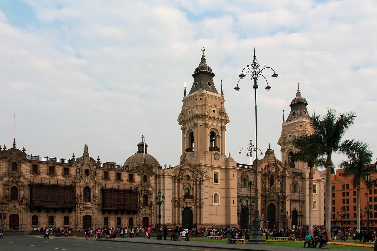 Peru: US$ 301,70 - O salário mínimo peruano atual é de 1.130 soles peruanos por mês.
