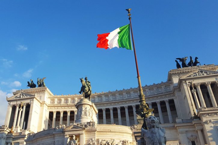 ItÃ¡lia: O governo italiano anunciou recentemente que pretende testar o projeto no paÃ­s. O ministro das Empresas e do â??Made in Italyâ?, Adolfo Urso, declarou que â??jÃ¡ estÃ¡ disposto a refletir sobre o assuntoâ?, desde que a polÃ­tica gere um aumento na produtividade.