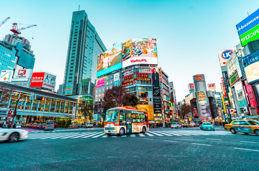 O governo japonês tem feito esforços ao longo dos anos para estimular o número de nascimentos. Oferece, por exemplo, subsídios governamentais para casais que desejam ter filhos, além de auxílios com educação e saúde. Tem até aplicativo de namoro. -Jezael Melgoza Unsplash