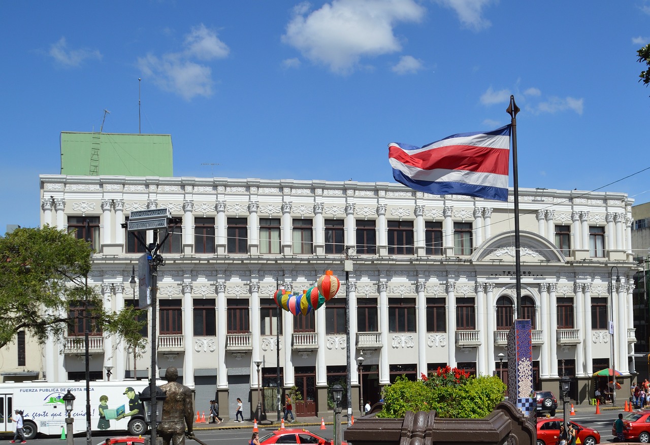 Costa Rica: 725,60 - No paÃ­s centro-americano, o salÃ¡rio mÃ­nimo vigente Ã© de 367.108,55 colons costarriquenhos.

