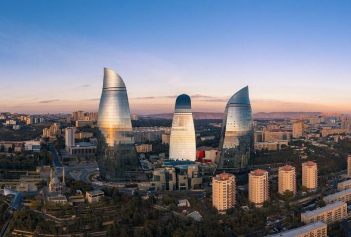 Baku, cidade onde foi disputada a terceira etapa da Copa do Mundo de Ginástica Rítmica, é a capital do Azerbaijão e constitui o principal centro político, econômico e cultural do país, com posição estratégica entre o leste europeu e a Ásia Ocidental. Situada às margens do Mar Cáspio, a cidade conta com um dos maiores portos da região e desempenha papel essencial no comércio e na energia. A paisagem é marcada pelo contraste entre construções medievais e arranha-céus modernos.