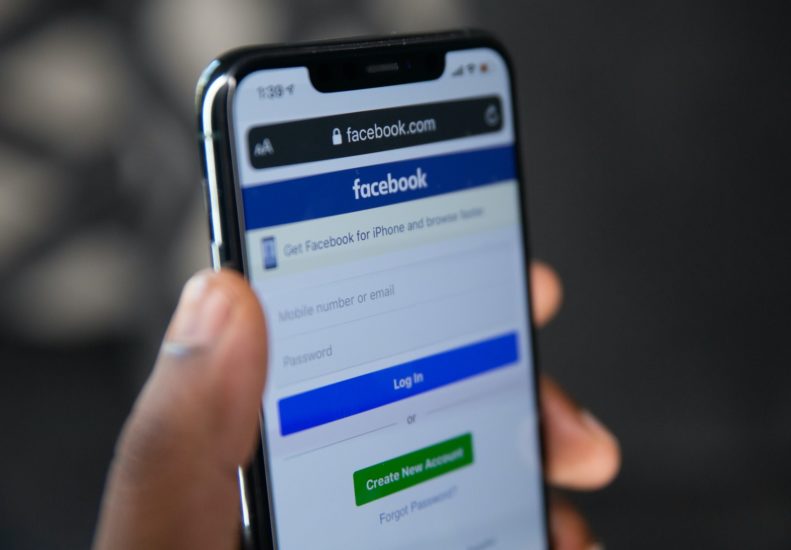 O processo é parecido para o Facebook. Vá em "Encontrei uma conta que usa meu nome ou minhas fotos", depois siga o passo a passo.