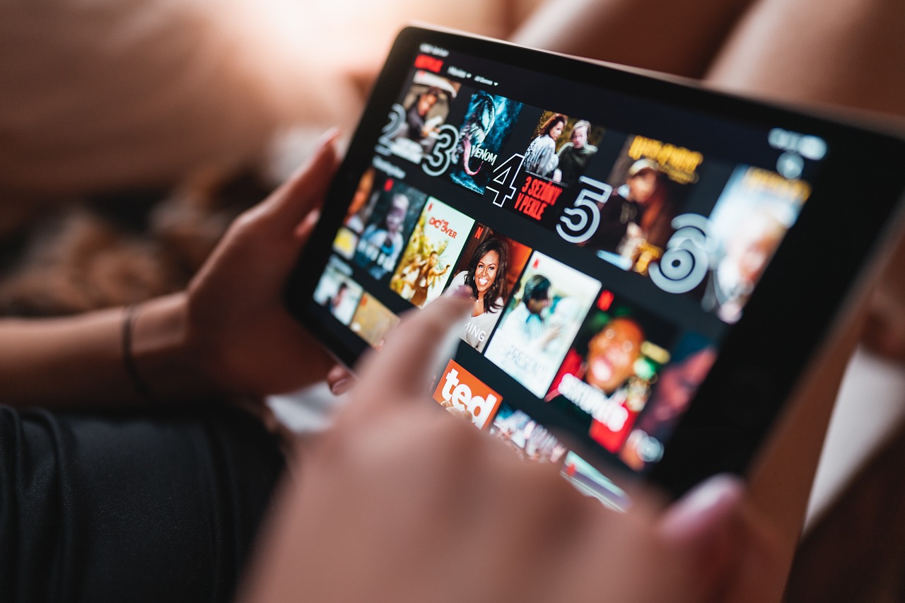 Outra forma de educar a criança é deixar que ela participe de uma decisão. Por exemplo, antes da assinatura de um plano de TV, ela pode olhar as opções de canais infantis. Junto com os pais, a criança pode dizer sua preferência e perceber que o acesso depende de pagamento. Portanto, se não usar não vale a pena manter. 
