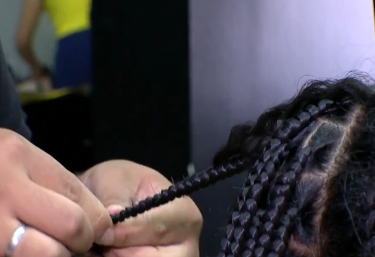 <p>A função das pomadas modeladoras, em muitos casos, é permitir a fixação de tranças nos cabelos. </p>
