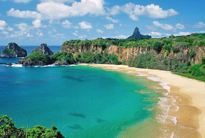 <p>Entre elas, a Baía do Sancho é recorrentemente eleita a melhor do mundo por sua beleza cênica e águas turquesas acessadas por fendas nas falésias.</p>
