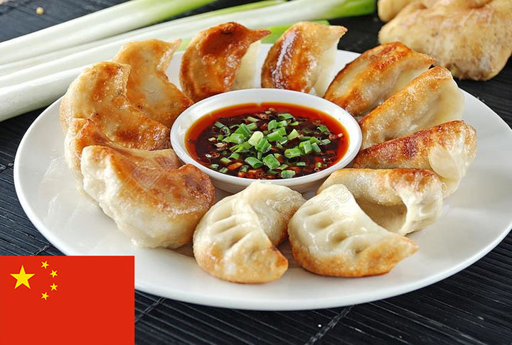 1º lugar - Guotie (China) - Bolinho de massa frita, similar ao guioza japonês e uma variação do jiaozi, bolinho salgado popular na China. Na receita do recheio do guotie entram carne de porco desfiada, cebolinha, repolho chinês, gengibre, óleo de gergelim e vinho de arroz.-Facebook A Bite of China