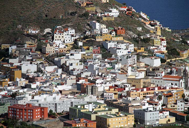 O clima favorÃ¡vel atrai turistas em busca de praias como Playa del InglÃ©s ou paisagens vulcÃ¢nicas como Teide, no Tenerife.