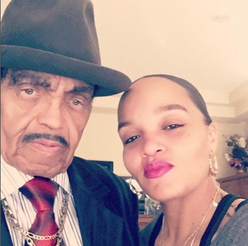 O empresário Joe Jackson, pai do eterno Michael Jackson, teve dez filhos com a esposa Katherine Jackson. No entanto, ele também é pai de  Joh'Vonnie Jackson, fruto de uma traição com Cheryl Terrel. -Instagram @johvonniejackson74