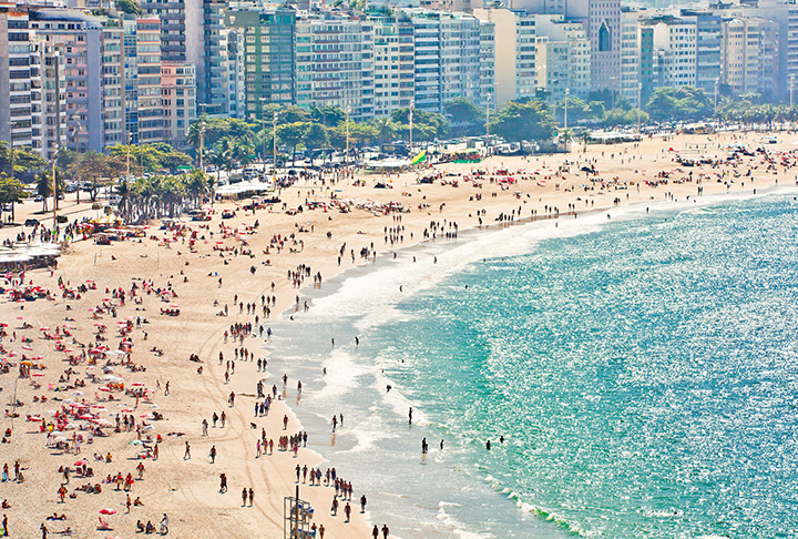 Em abril de 2023, um casal passou por uma situação muito arriscada na  Praia de Copacabana, no Rio de Janeiro, por causa de uma bolha inflável gigante. 