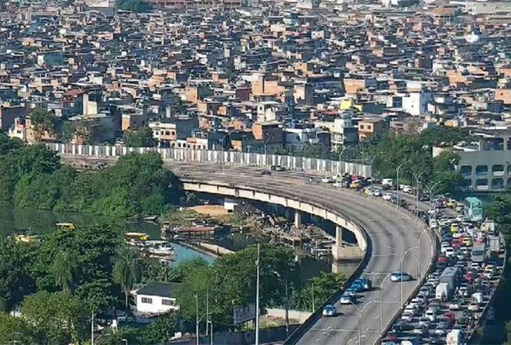 Houve uma crítica em relação ao cheiro de esgoto na "via que sai do aeroporto". Trata-se da Linha Vermelha, que atravessa uma área fétida por onde os carros passam no sentido Centro da cidade após deixarem o Aeroporto Internacional Tom Jobim. 