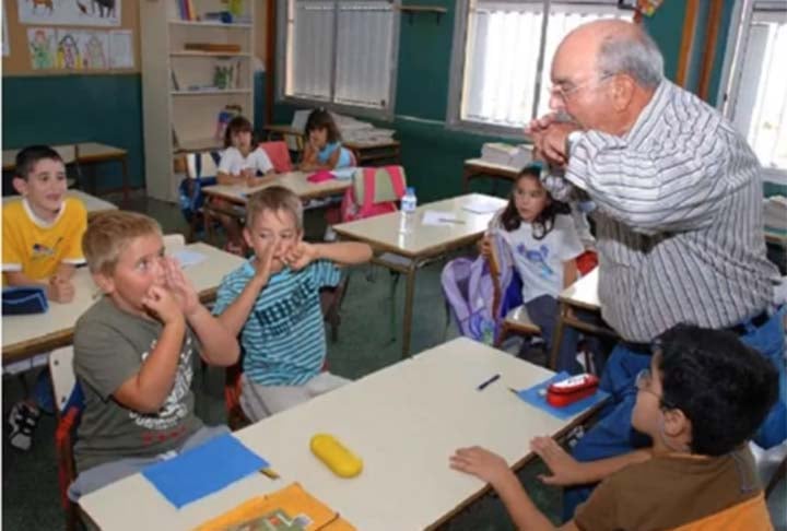 Os moradores aprendem esse tipo de linguagem na escola desde 1999 - Assobio