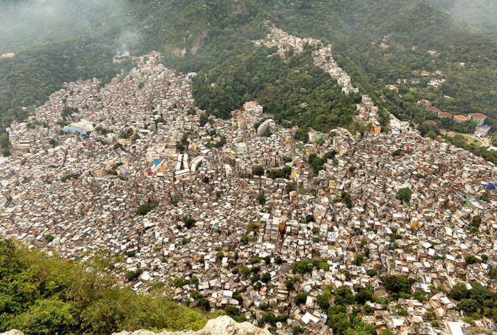 Dados do Censo 2022 mostram que a Rocinha, no Rio de Janeiro, deixou de ser a maior favela do Brasil.  -  (crédito: Diego Baravelli - Wikimédia Commons)