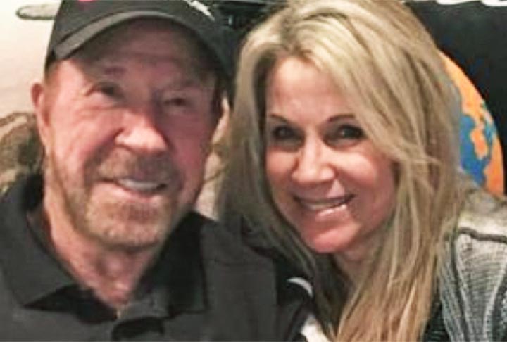 O ator americano Chuck Norris tem cinco filhos. Em 1963, nasceu Dina, fruto de um relacionamento fora do casamento dele com Dianne Holechek, que começou em 1958. Ele só descobriu a filha nos anos 90 e se separou em 1998. Teve dois filhos com Dianne e outros dois com uma terceira mulher, mas depois de separado. -Reprodução