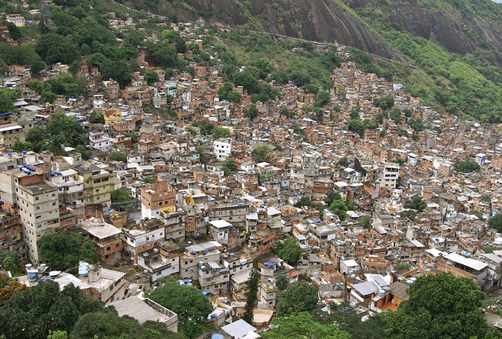Mais de 16 milhões de pessoas residem nessas áreas, número que representa 8,1 % da população brasileira. Os estados de São Paulo, Rio de Janeiro e Pernambuco concentram 46,1% das comunidades. Veja a seguir as favelas mais populosas do país.
