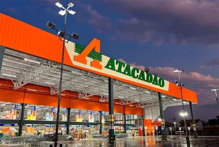 O Atacadão, hoje pertencente ao grupo Carrefour, foi fundado em 1962 na cidade de Maringá, no Paraná. A rede é uma das maiores do país no segmento de atacado e autosserviço, operando no modelo “cash and carry”, ou atacarejo, que combina características de atacado e varejo ao oferecer produtos em grandes volumes com preços mais competitivos.