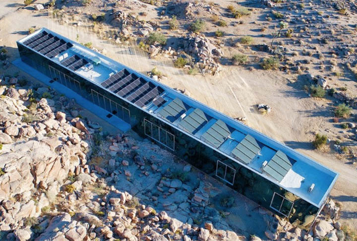 Além disso, o telhado de espuma e um sistema de energia solar dão sustentabilidade ambiental à residência. 
