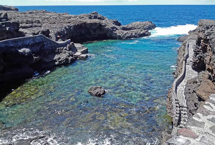 A Unesco também deu um título a outra ilha das Canárias: a El Hierro, declarada Reserva da Biosfera, pela abundância de piscinas naturais e praias cristalinas em 100 km de litoral. -Tanrod - Wikimédia Commons