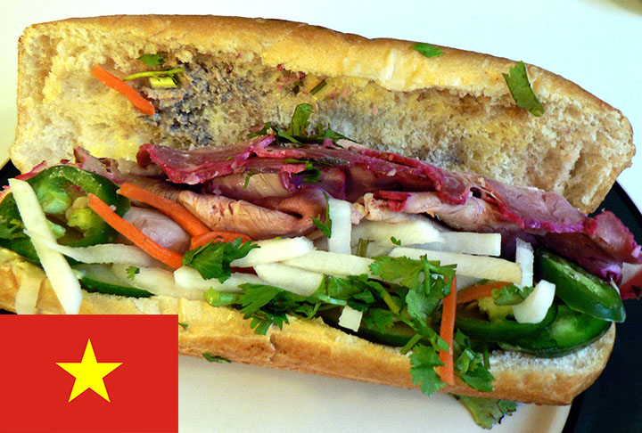 7º lugar - Bánh mi (Vietnã) - Sanduíche feito com baguete e recheado com ingredientes diversos. O mais popular leva salsicha de porco, folha de coentro, pepino e cenouras e daikon em conserva combinados com patê, jalapeño (pimenta) e maionese.- FlickreviewR - Wikimédia Commons