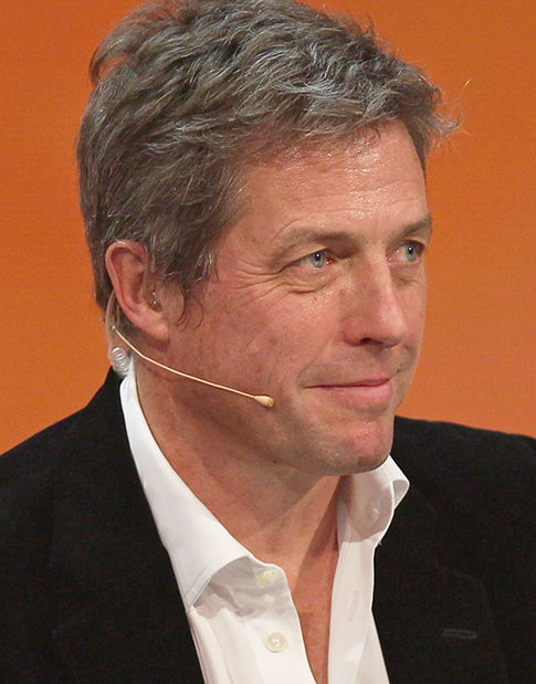 O ator inglês Hugh Grant tem cinco filhos. Três deles nasceram em um intervalo de 15 meses: Tabitha e Felix, nasceram em 2011 e 2013, frutos do relacionamento com a atriz chinesa Tinglan Hong. Porém, em 2012, ele virou pai de John Mungo, fruto de uma traição com a produtora sueca Anna Eberstein. Hoje, eles estão casados e têm mais 2 filhos. -Kurt Kulac - Wikimédia Commons