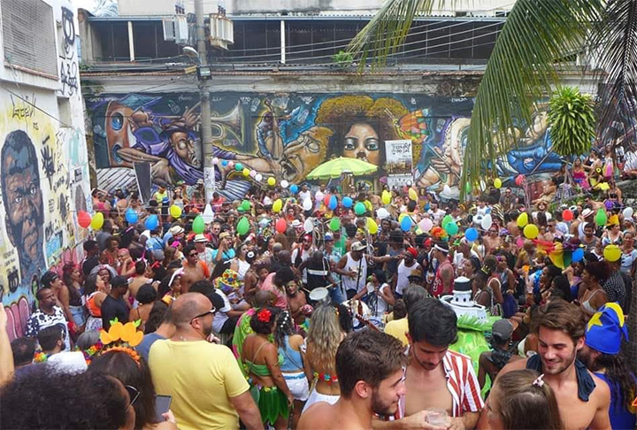 Sexta-feira (20h30) - Participar de uma roda de samba na Pedra do Sal.  Ali Ã© monumento histÃ³rico onde chegavam navios com negros na Ã©poca da escravidÃ£o. Ponto central da chamada Pequena Ãfrica, preserva a cultura afro-carioca.  