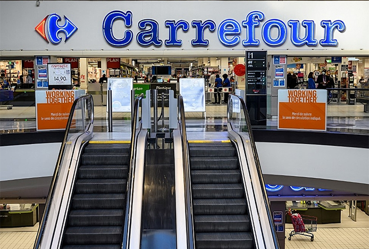 O Carrefour atua com vários formatos: hipermercados com ampla variedade de produtos, supermercados voltados às compras diárias e lojas Carrefour Express para conveniência. Já o Atacadão segue o modelo de atacarejo, com foco em grandes volumes e preços menores.