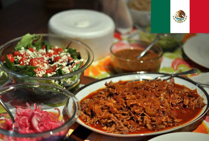 10º lugar - Cochinita pibil (México) - Carne de porco marinada com achiote, laranja amarga e vários condimentos, cozinhada no forno, dentro de folhas de banana-da-terra. - Flickr Noonch