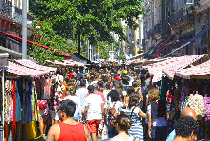Sábado (11h30) - Visitar a Feira do Lavradio, que vende antiguidades. Essa feira funciona há 25 anos no Centro do Rio.  