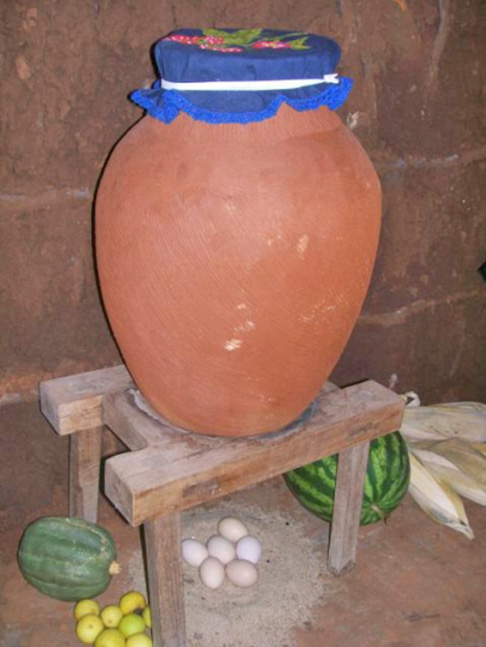 O matka lembra a moringa de barro,  recipiente feito de argila ou cerâmica, destinado ao armazenamento e resfriamento de água, muito utilizado em áreas rurais do Brasil. Alguns indianos - e também brasileiros - usam um pano umedecido sobre o pote de barro para ajudar a manter a temperatura baixa.  -  Flickr Claudio Zeiger