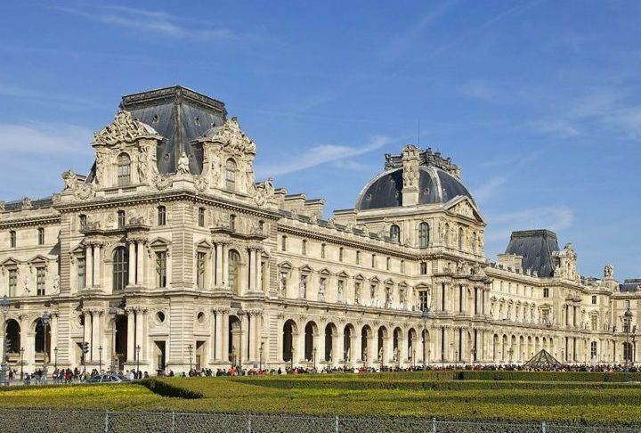 Situado em Paris, o Museu do Louvre é o museu mais visitado e uma das instituições culturais mais importantes do mundo.