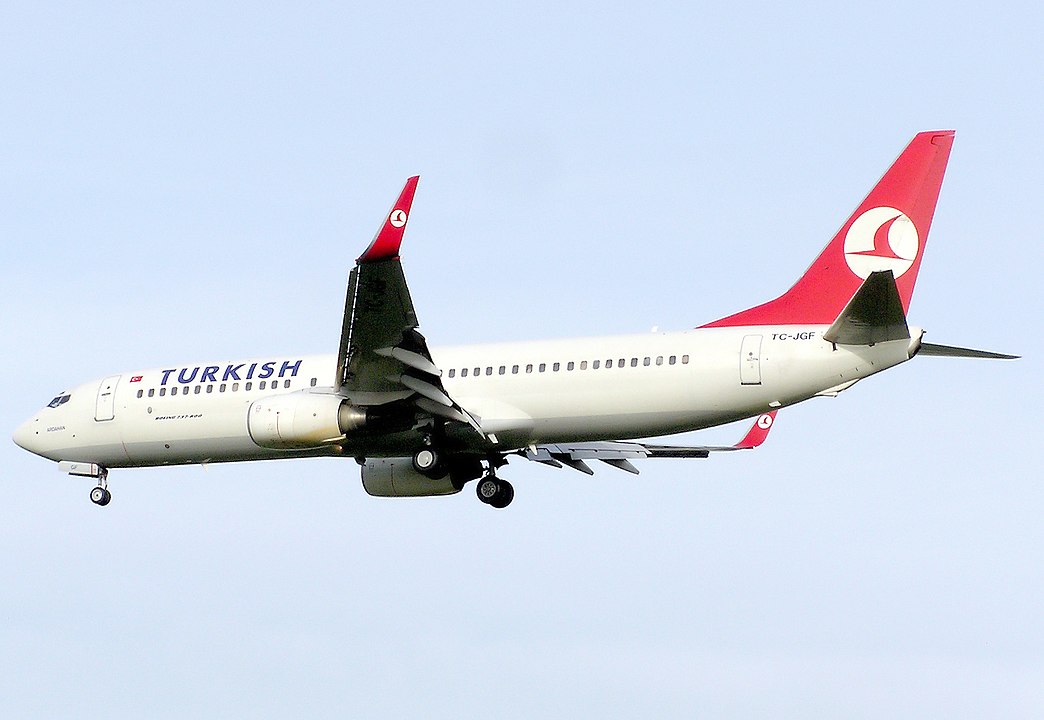Quando o avião sobrevoava a Bulgária, o alarme disparou, acionado pelos sensores do porão de carga. 