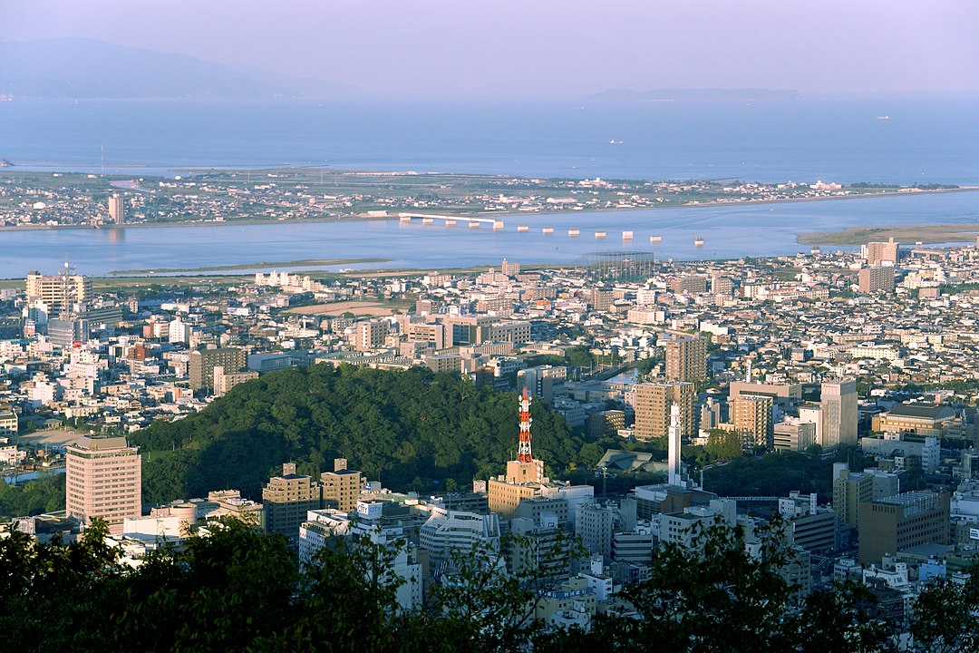 A principal cidade de Shikoku é Tokushima. Com 267 mil habitantes, é considerada um município desde 1889. Do topo do Monte Bizan se tem uma bela vista da paisagem.  - 663highland - wikimedia commons 