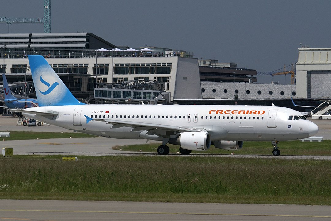 A companhia aérea turca Freebird Airlines doi criada para operae os voos da companhia, entre as cidades de Antalya e Ercan .