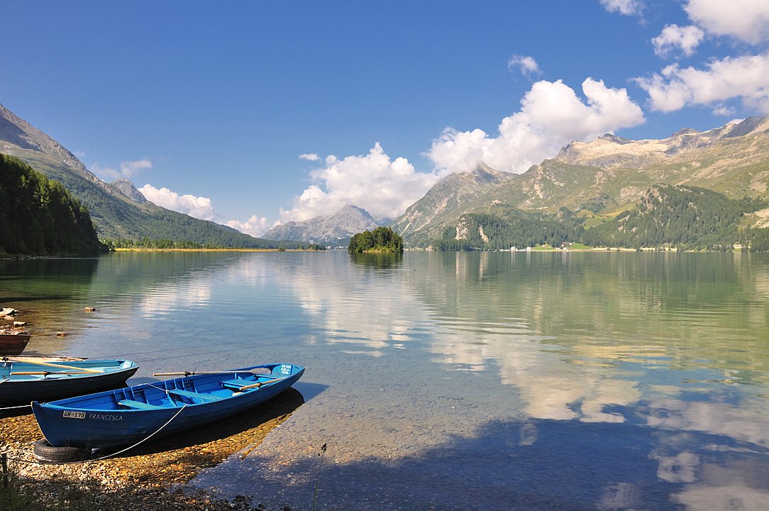 Esse lago fica no cantão de Grisons, na região da Engadina, a 327 km da capital suíça, Berna. É um destino popular para esportes ao ar livre, como vela, windsurf e trilhas, especialmente no verão.