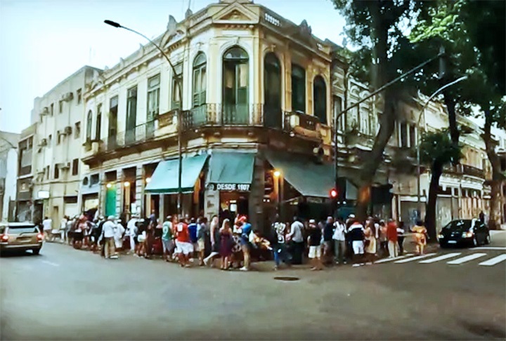 SÃ¡bado (13h) - AlmoÃ§ar na Rua do Senado e visitar o ArmazÃ©m Senado, fundado em 1907, tem mÃºsica ao vivo. PatrimÃŽnio Cultural Carioca, fica na Avenida Gomes Freire, no Centro. 