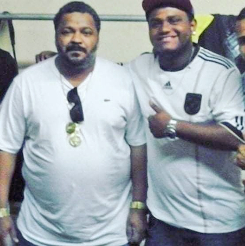 O cantor Arlindo Cruz, hoje debilitado por um AVC, é casado com Babi Cruz há mais de 30 anos. Eles tiveram dois filhos, mas o artista também é pai de Kauan Felipe, de 32 anos, fruto de uma traição. Babi o perdoou e manteve o casamento.-Instagram @ko_felipec09