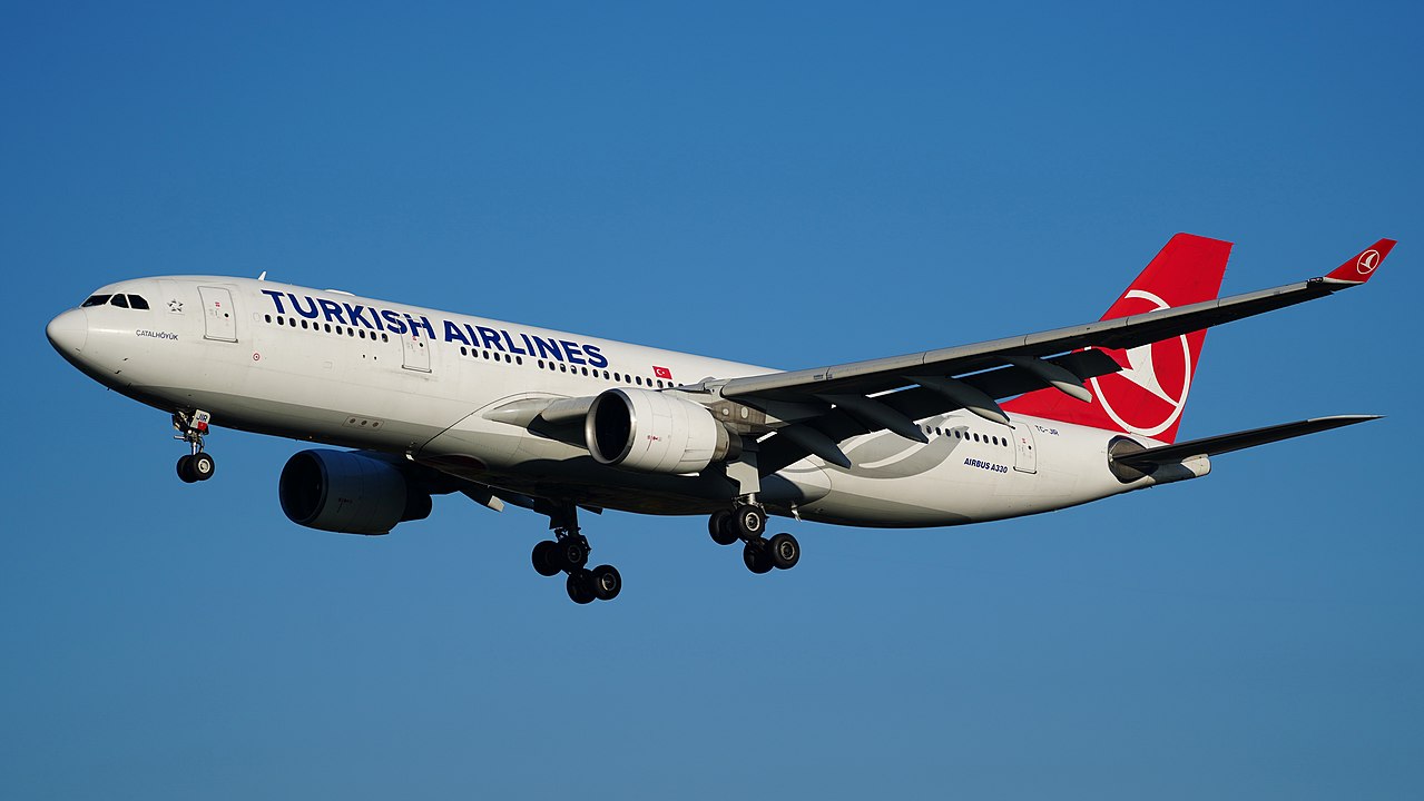 O avião era um Airbus A-330-200, que tem capacidade para 380 passageiros.