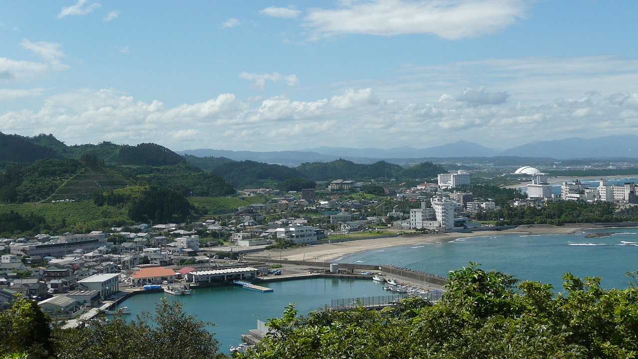 A principal cidade de Kyushu é Miyzaki, com 398 mil habitantes. Fica no distrito de Aoshima e ganhou esse status de município em 1924.  - Sanjo wikimedia commons 