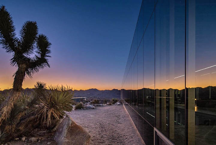 A casa fica a 10 minutos do centro de Joshua Tree, de modo que os ocupantes podem tambÃ©m sair com frequÃªncia da residÃªncia para frequentar uma Ã¡rea movimentada e com infraestrutura para as compras. 