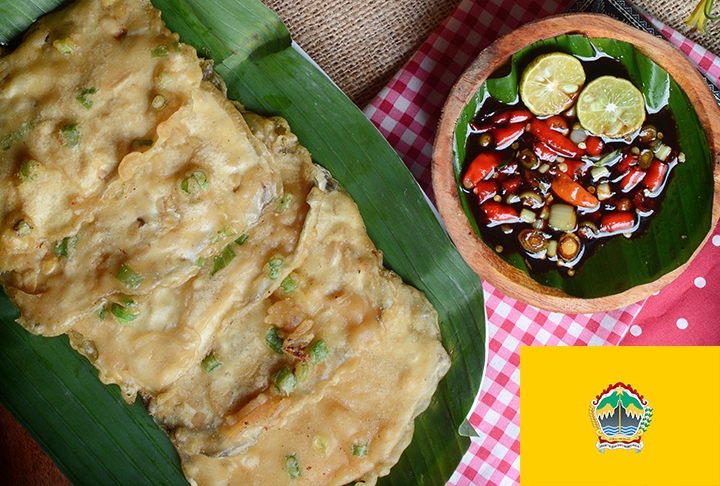 14º lugar - Tempeh mendoan (Indonésia) - Fatias de produto fermentado de soja são mergulhadas em massa com coentro moído, cebolinha fatiada e alho, antes de serem fritas. A fritura é rápida para ficar crocante. -Irhanz - Wikimédia Commons