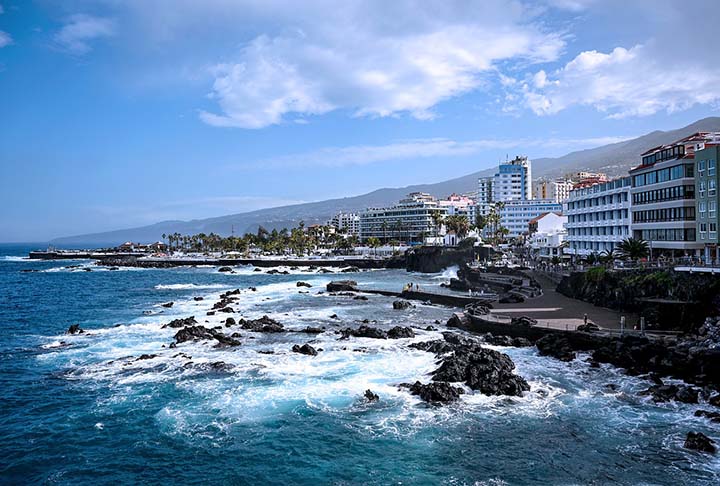A maior ilha das CanÃ¡rias Ã© Tenerife, com 2.034 kmÂ² e quase 900 mil habitantes. -Imagem de Mariya Muschard por Pixabay