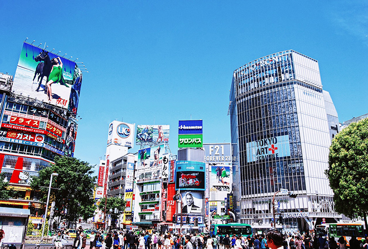 No Japão, isso pode ser invasivo, pois eles prezam por distância e formalidade. Saudações são discretas, como o ato de se curvar levemente.