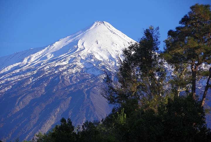 O relevo da ilha é dominado pelo vulcão Teide, com seus 3.718m, a mais alta montanha do país.  - Imagem de Matlik por Pixabay