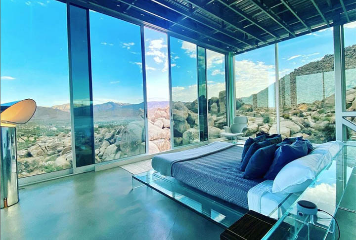 A casa tem 3 suítes (quartos com banheiro privativo), com a vista magnífica do deserto. 