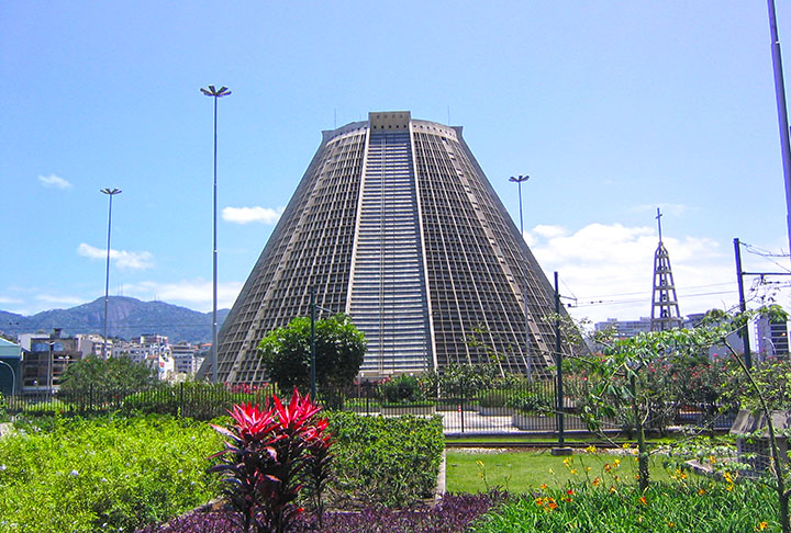 E na mesma faixa de horário de Santa Teresa, visitar a Catedral Metropolitana, perto da Lapa. Inaugurada em 1979, fica na Avenida Chile.  